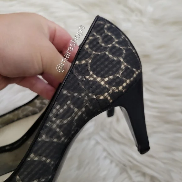 CHANEL Interlocking CC Logo Pumps